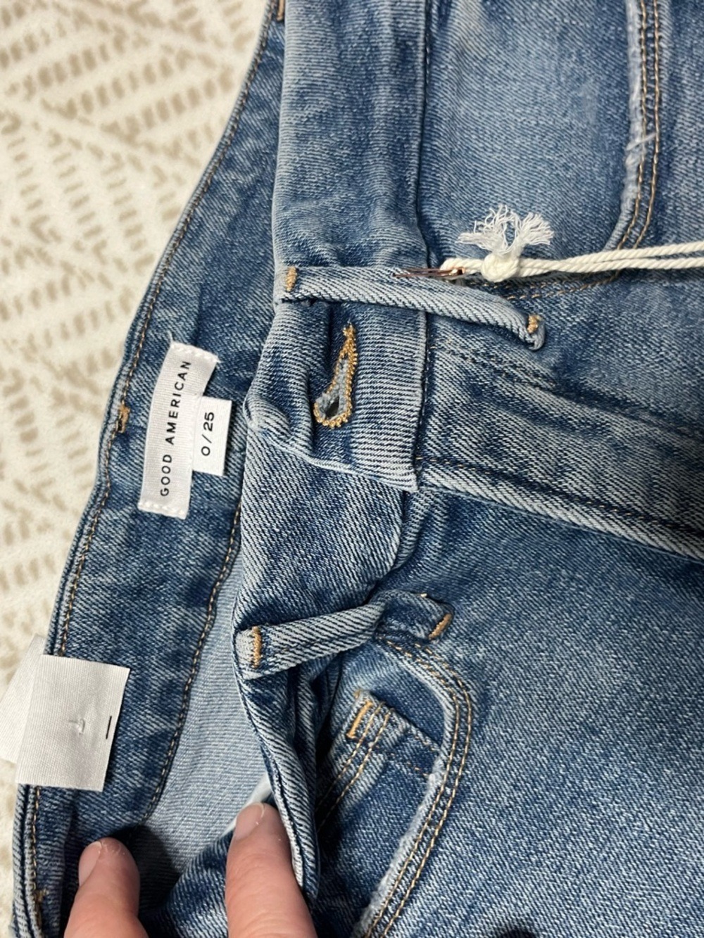 Good American light blue denim jeans with raw hem detail 0/25 - Picture 2 of 5